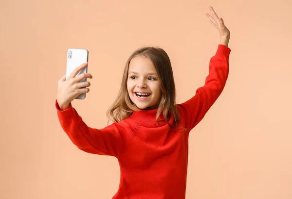 Linda niña tomando selfie en el fondo de color —  Fotos de Stock