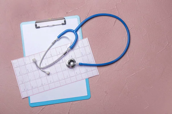 Stethoscope, clipboard and cardiogram on color background — 图库照片