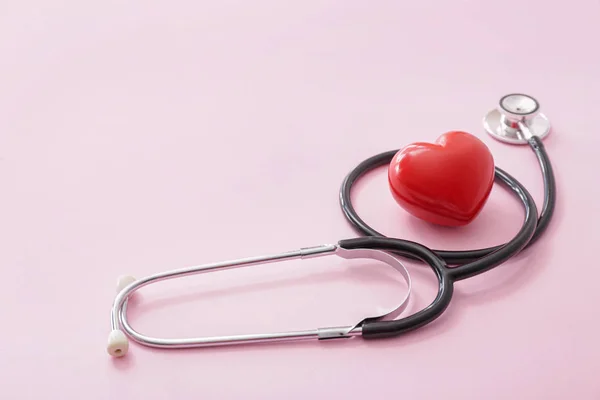 Estetoscópio e coração sobre fundo de cor. Conceito de cardiologia — Fotografia de Stock