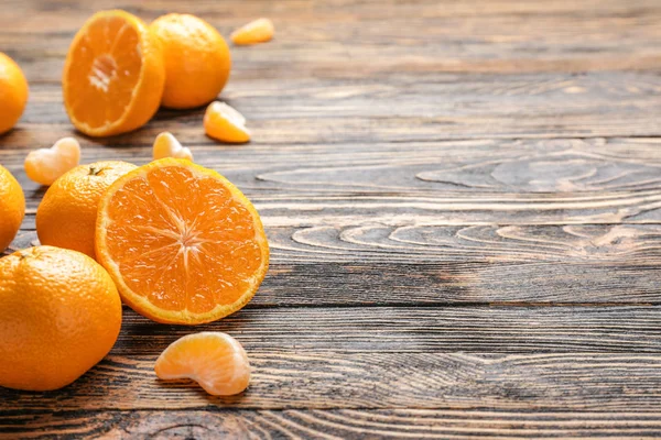 Sweet tangerines on wooden background — Stock Photo, Image