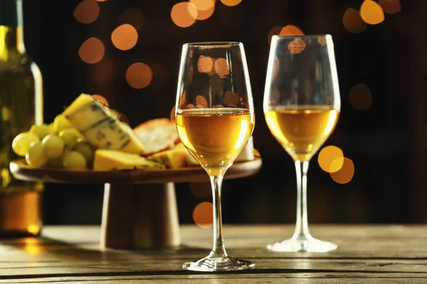 Стаканы вкусного вина с сыром на столе в баре — стоковое фото