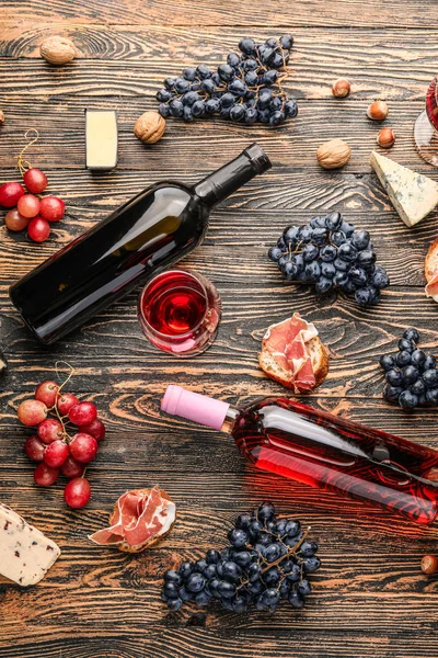 Delicious wine with snacks on wooden background — Stock Photo, Image