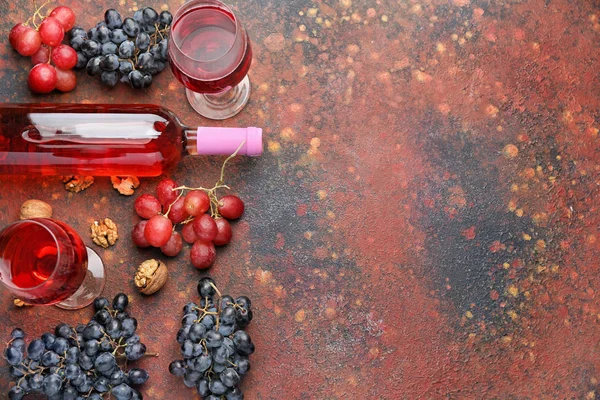 Delizioso vino con noci su sfondo colore — Foto Stock