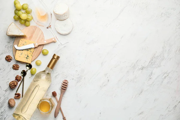 Delicioso vinho com lanches no fundo branco — Fotografia de Stock