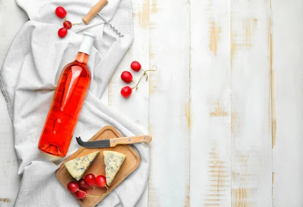 Delicioso vinho com queijo sobre fundo de madeira branca — Fotografia de Stock