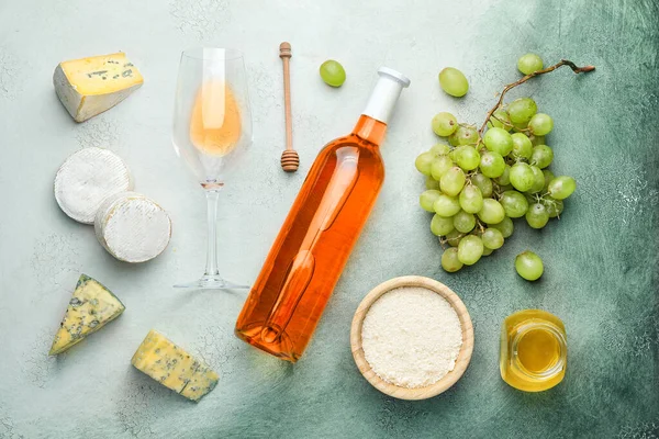 Delicioso vino con queso y miel sobre fondo de color —  Fotos de Stock