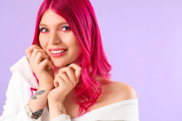 Vacker ung kvinna med ovanligt hår på färg bakgrund — Stockfoto