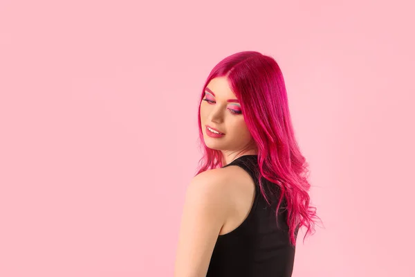 Krásná mladá žena s neobvyklými vlasy na barevném pozadí — Stock fotografie