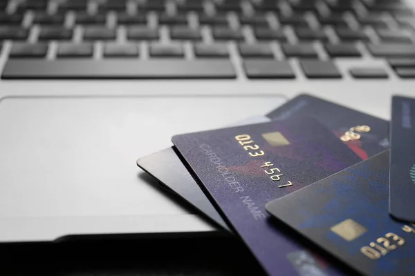 Πιστωτικές κάρτες με laptop, closeup — Φωτογραφία Αρχείου