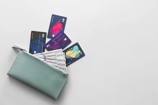 Carteira com cartões de crédito e dinheiro em fundo leve — Fotografia de Stock