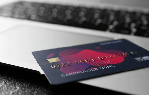 Πιστωτική κάρτα με laptop, closeup — Φωτογραφία Αρχείου