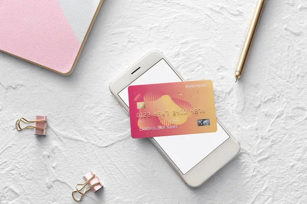 Karta kredytowa z telefonem komórkowym i papeterią na białym tle — Zdjęcie stockowe