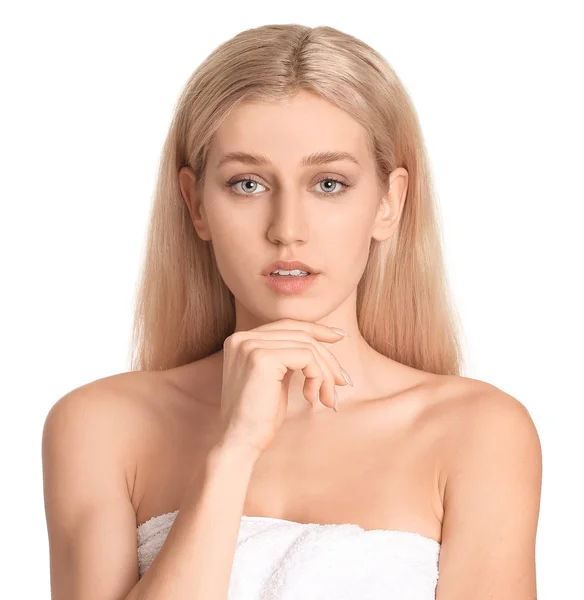 Mujer joven con hermoso maquillaje sobre fondo blanco — Foto de Stock