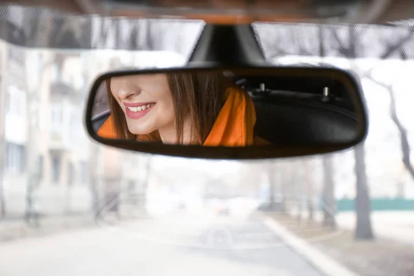 Reflexe ovladače v auto zpětné zrcátko — Stock fotografie