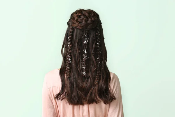 Young woman with beautiful hairdo on color background — ストック写真