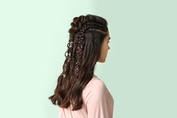 Young woman with beautiful hairdo on color background — ストック写真