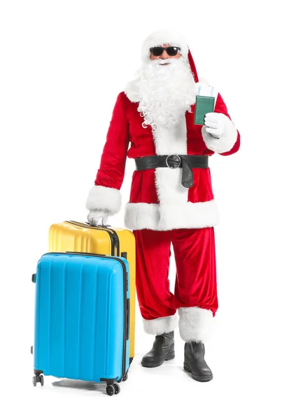 Санта Клаус з багажем і документами на білому тлі. Концепція відпустки — стокове фото