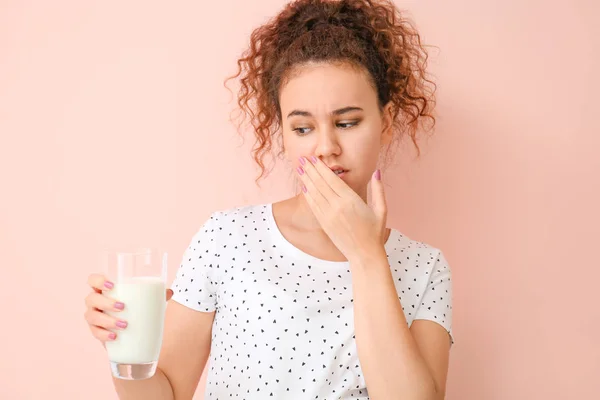 African-American woman with dairy allergy on color background — Stock Photo, Image