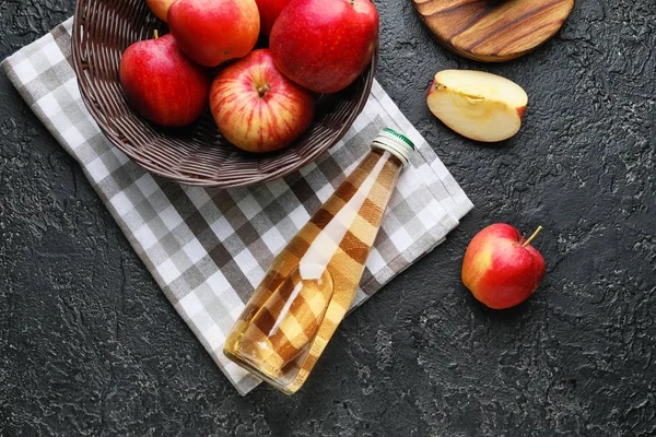 Flasche Apfelessig auf dunklem Hintergrund — Stockfoto