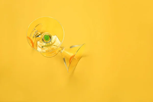 Βρώμικα άδεια ποτήρια κοκτέιλ σε φόντο χρώματος — Φωτογραφία Αρχείου