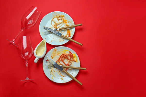 Dirty empty dishes on color background — Stock Photo, Image