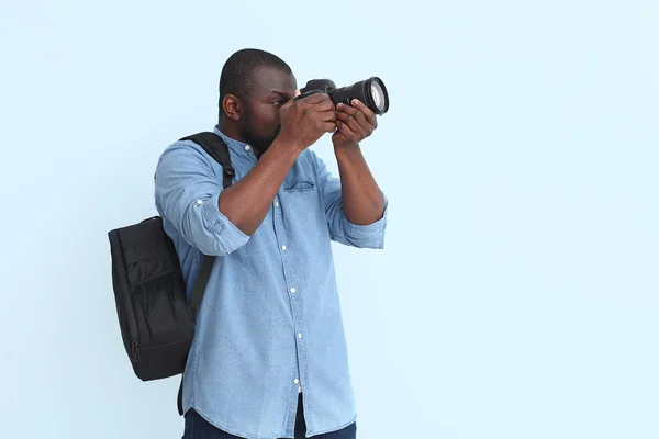 Fotógrafo afro-americano sobre fundo de cor — Fotografia de Stock