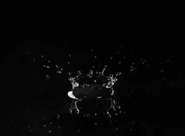 Splash de água limpa no fundo escuro — Fotografia de Stock