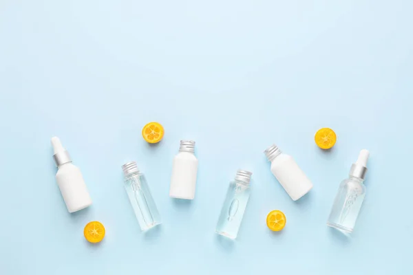 Különböző kozmetikai termékek palackban színes háttér — Stock Fotó