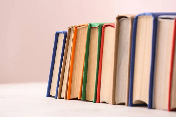Sok könyvet, színes háttérrel — Stock Fotó