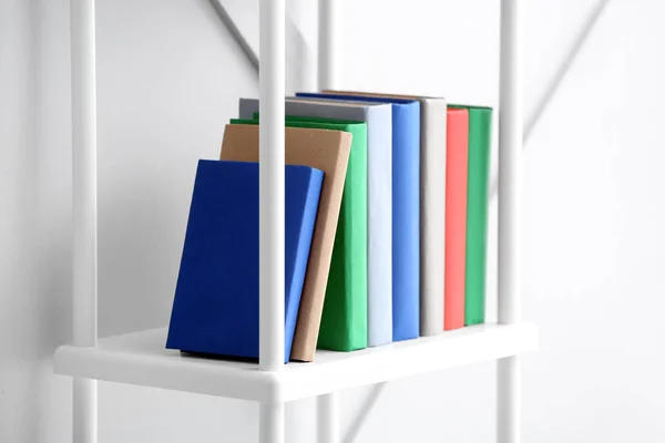 Veel boeken op plank binnen — Stockfoto