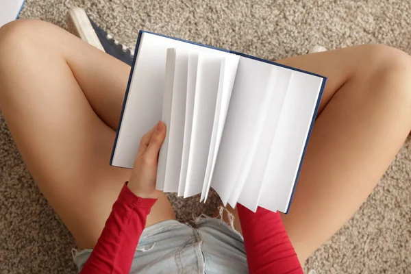 Genç kadın üstten görünüm evde, kitap okuma — Stok fotoğraf