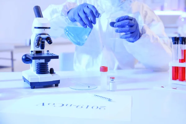Forskare som arbetar i laboratoriet. Begreppet Coronavirus epidemi — Stockfoto