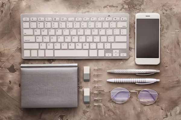 Teclado do computador com telefone celular e papelaria no fundo grunge — Fotografia de Stock