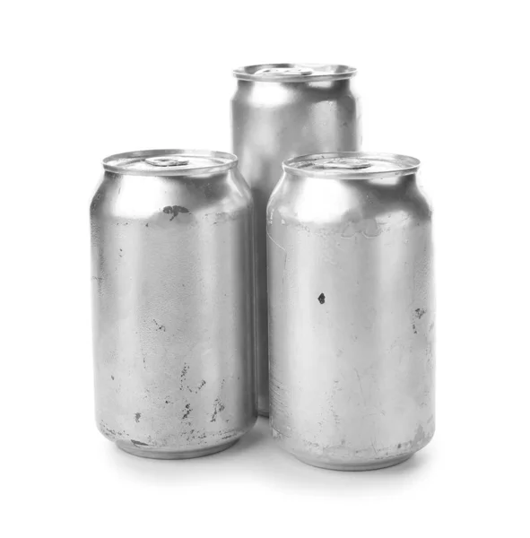 Latas de metal no fundo branco. Conceito de reciclagem — Fotografia de Stock