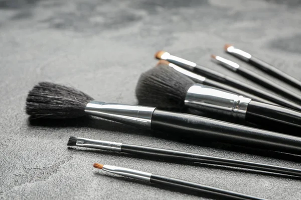 Gri arkaplanda makyaj fırçaları