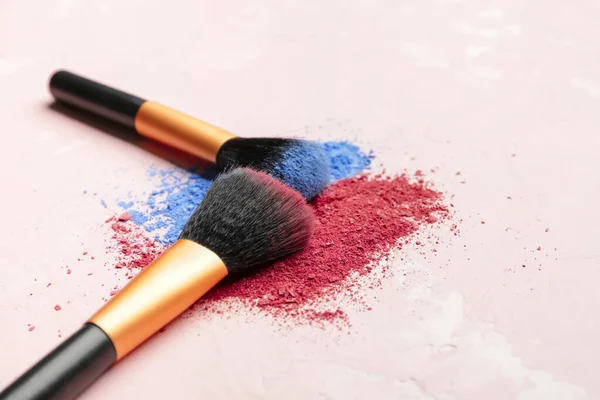 Make-up borstels en cosmetica op lichte achtergrond — Stockfoto
