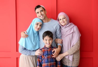 Renkli arka planda Müslüman aile portresi