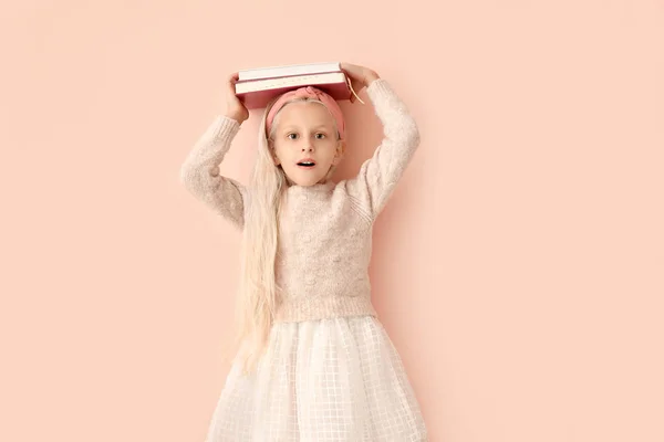 Renk geçmişiyle ilgili kitapları olan küçük bir kız. — Stok fotoğraf