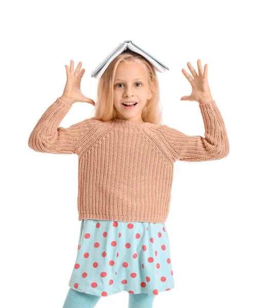 Fetiță cu carte pe fundal alb — Fotografie, imagine de stoc
