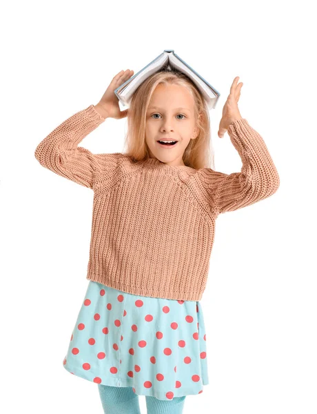 Маленька дівчинка з книгою на білому тлі — стокове фото