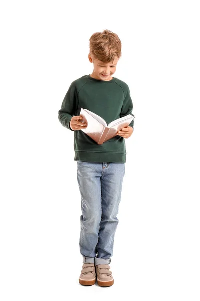 Kleine jongen lezen boek op witte achtergrond — Stockfoto