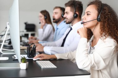 Ofiste çalışan teknik destek aracıları