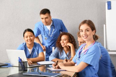 Tıp fakültesinde bir grup öğrenci