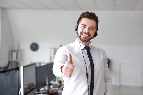 Portret van mannelijke technische ondersteuning agent weergegeven: duim-omhoog in kantoor — Stockfoto
