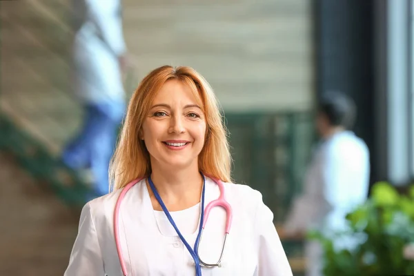 Portret van vrouwelijke arts in moderne kliniek — Stockfoto