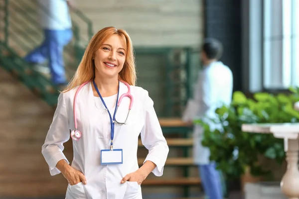 Retrato de médico feminino na clínica moderna — Fotografia de Stock