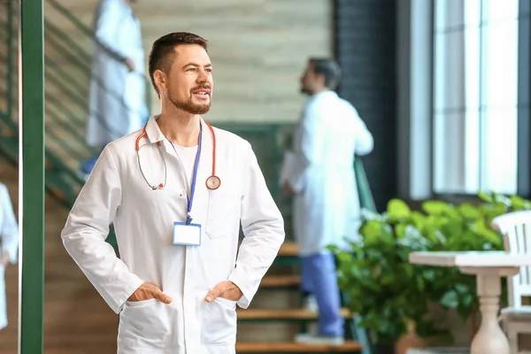 Retrato de médico masculino na clínica moderna — Fotografia de Stock