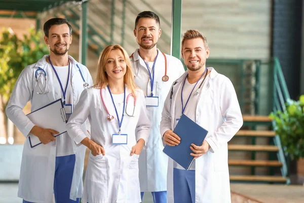 Portrait de médecins dans une clinique moderne — Photo