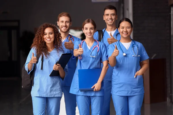 Studenten die duimen laten zien in de gang van de medische universiteit — Stockfoto