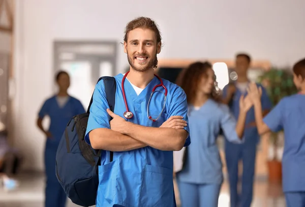 Estudante do sexo masculino no corredor da universidade médica — Fotografia de Stock